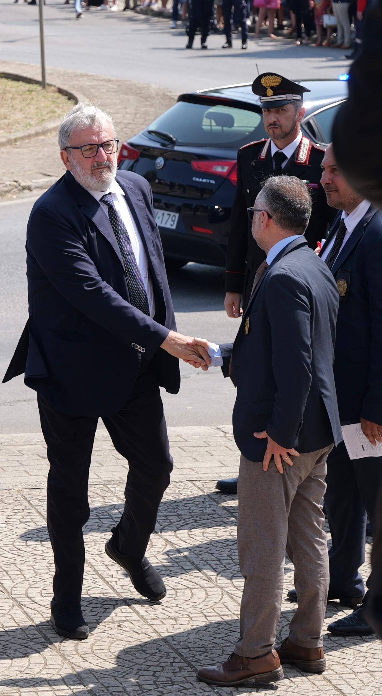 Galleria EMILIANO ALLE ESEQUIE DEL BRIGADIERE LEGROTTAGLIE A OSTUNI ALLA PRESENZA DEL PRESIDENTE MATTARELLA - Diapositiva 1 di 17