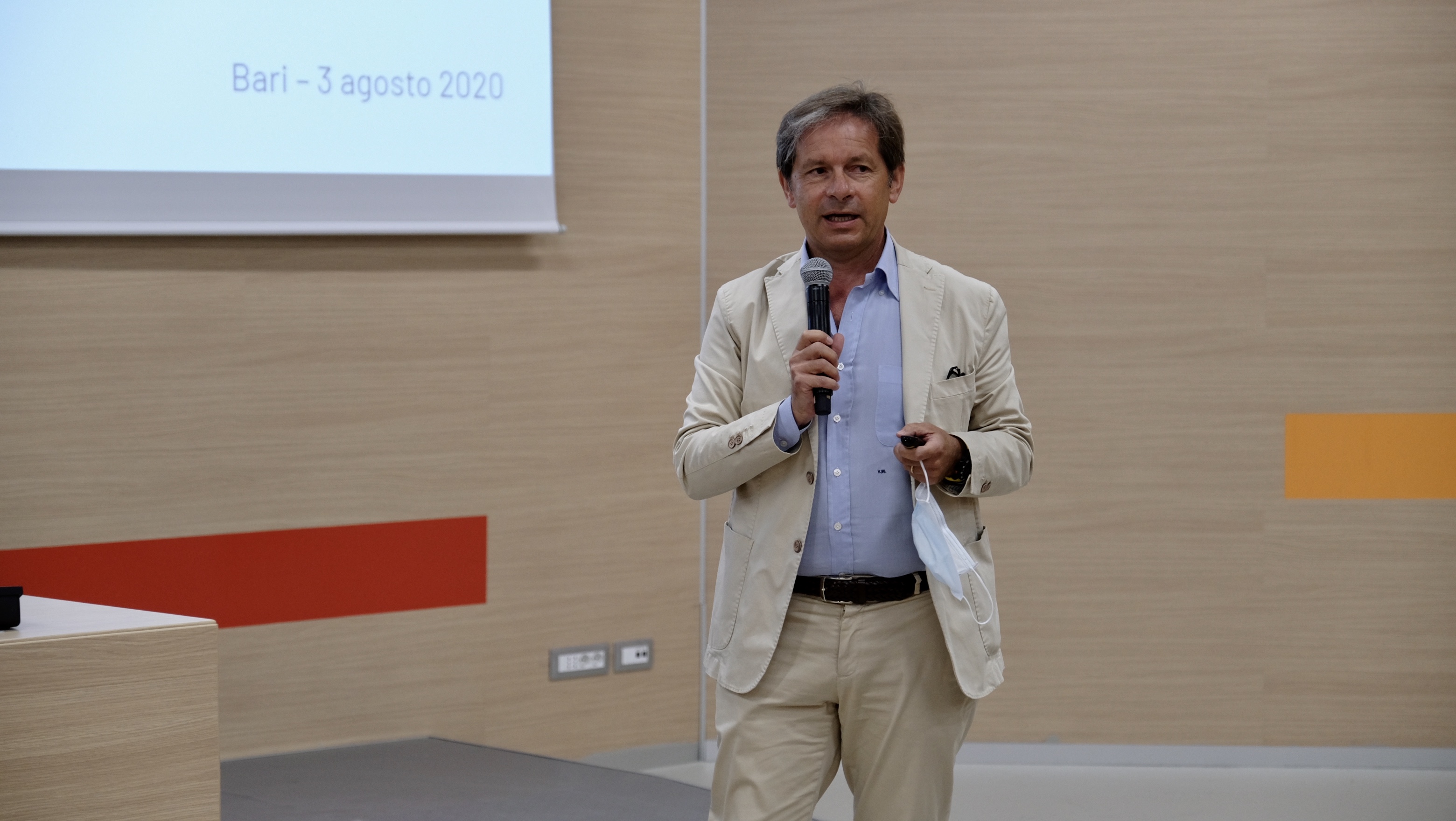 Galleria Presidente Regione e Montanaro presentano il nuovo Piano Ospedaliero della Regione Puglia - Diapositiva 2 di 11