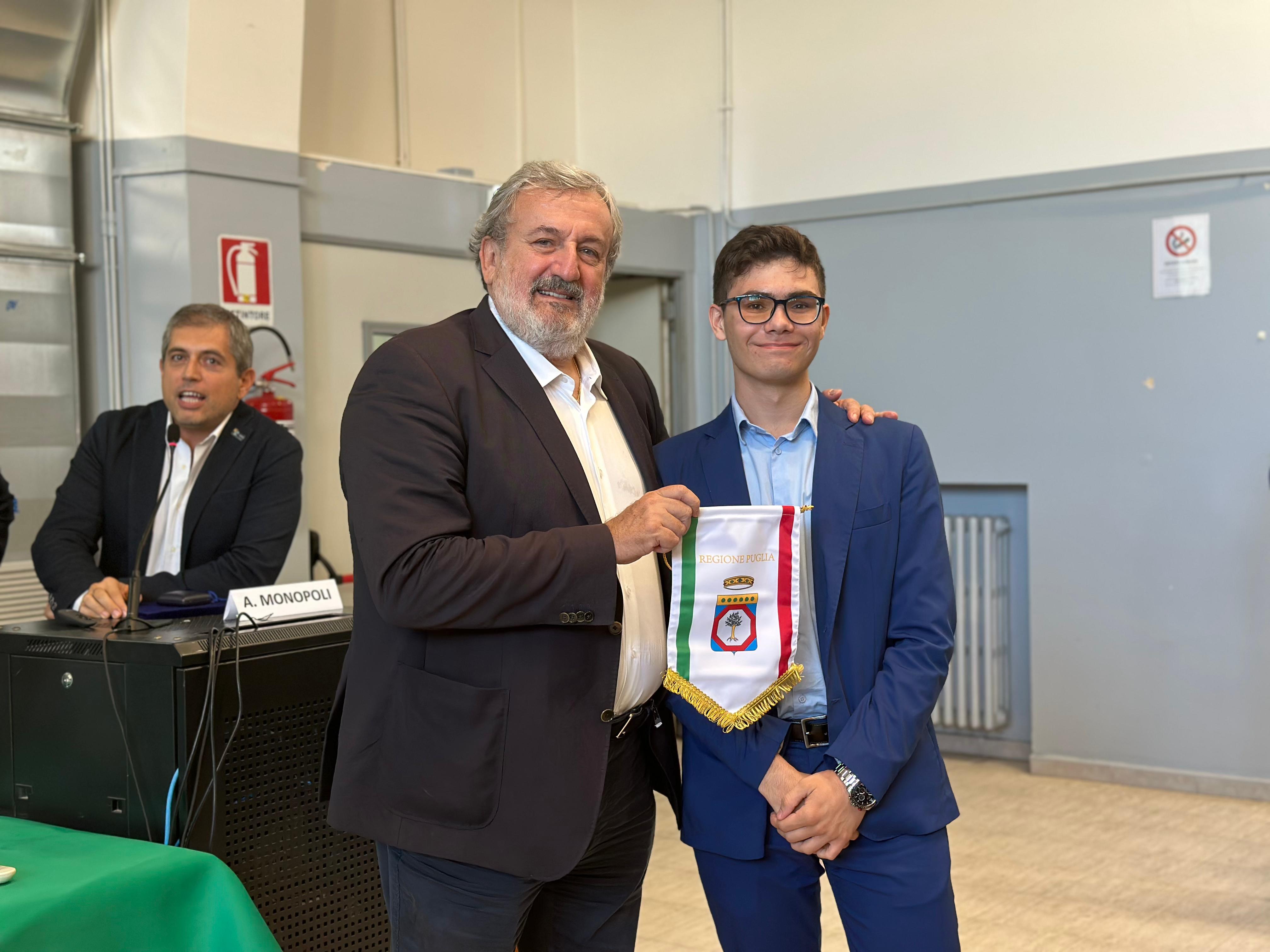 Galleria GIOCHI DELLA CHIMICA, EMILIANO E FARINOLA (SCI) HANNO INCONTRATO GLI STUDENTI PUGLIESI DISTINTISI ALL’ULTIMA EDIZIONE - Diapositiva 5 di 11