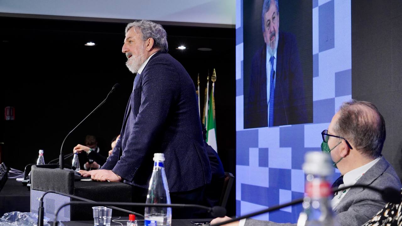 Galleria Il presidente Emiliano e gli assessori Leo, Palese, Pentassuglia al XIII Congresso regionale Cisl Puglia a Bari - Diapositiva 6 di 18