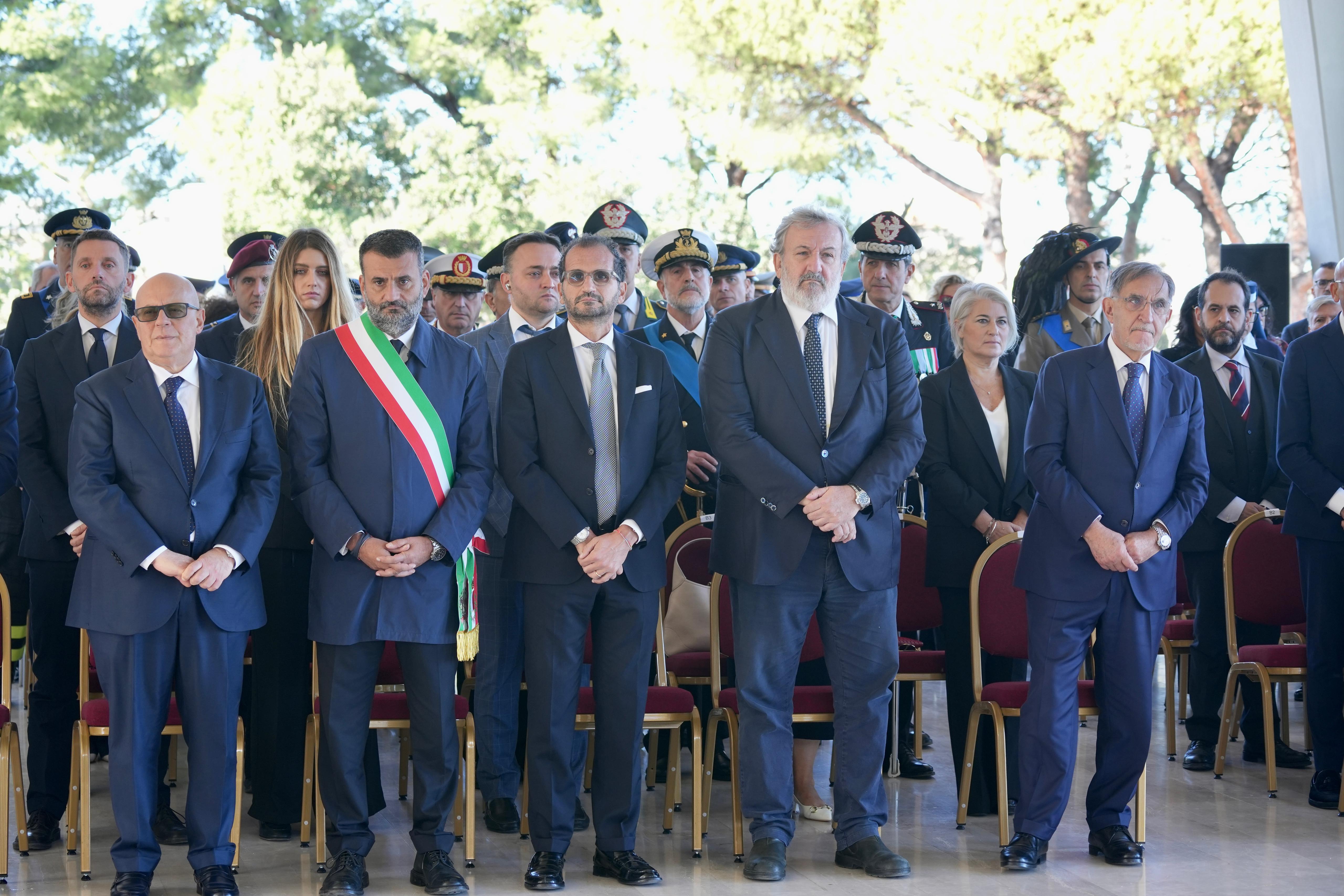 Galleria Il presidente Emiliano alle celebrazioni della Giornata dell'Unità nazionale e delle Forze Armate: “Festa che esprime gratitudine per i nostri caduti e volontà di pace” - Diapositiva 10 di 14