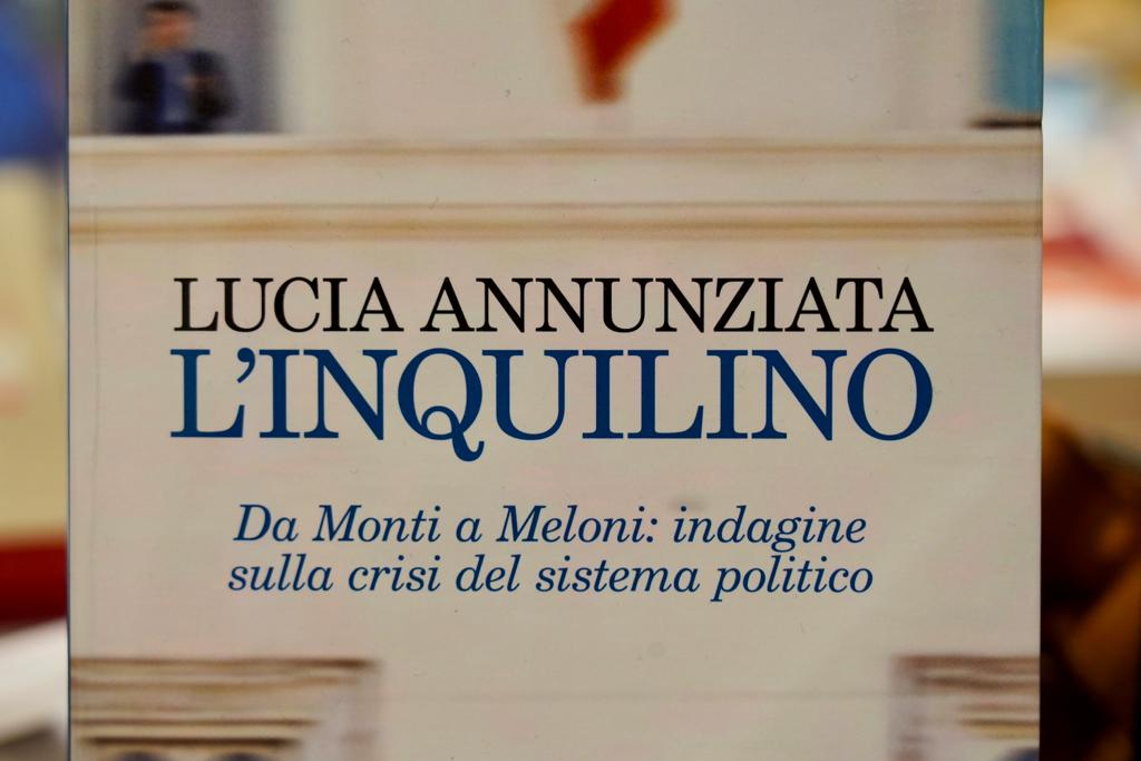 Galleria LUCIA ANNUNZIATA PRESENTA IL SUO LIBRO A BARI: “QUI C’È GRANDE INTERESSE DEI CITTADINI PER LA POLITICA”. - Diapositiva 10 di 11