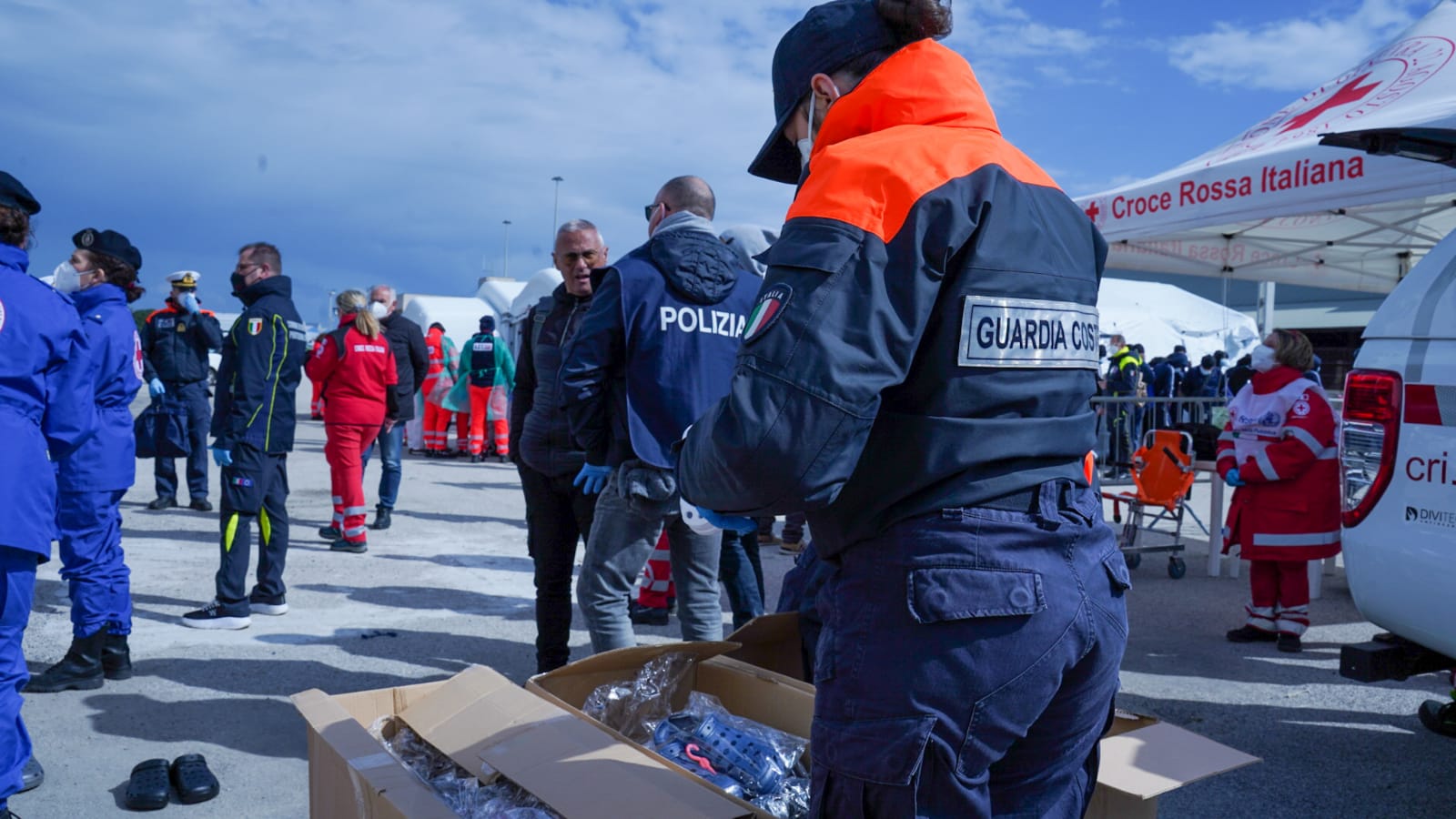 Galleria Emiliano a Brindisi per accogliere la nave di Medici Senza Frontiere con 339 persone salvate al largo di Malta - Diapositiva 17 di 34