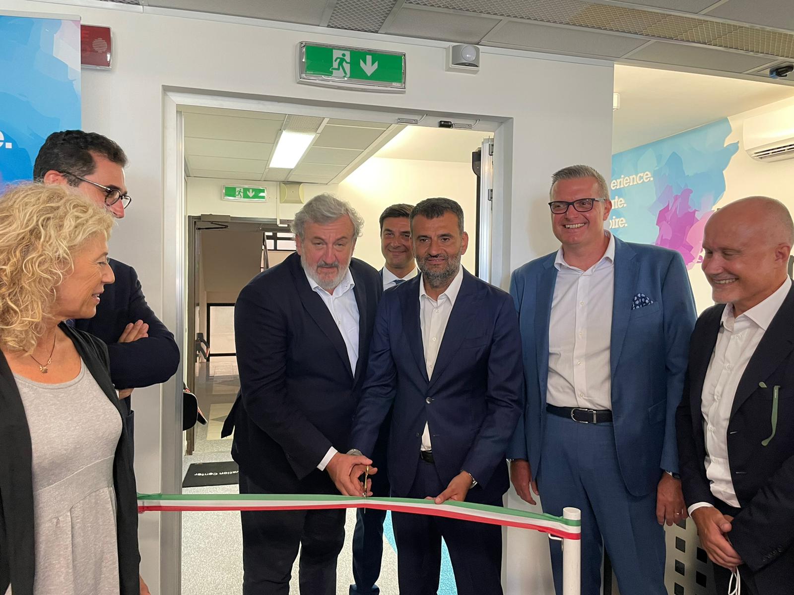 Galleria Emiliano e Delli Noci al nuovo Client Innovation Center di IBM: “E’ la conferma delle previsioni di sviluppo per l’economia pugliese. Finalmente un collegamento tra politiche d’investimento, formazione e grandi gruppi” - Diapositiva 2 di 4