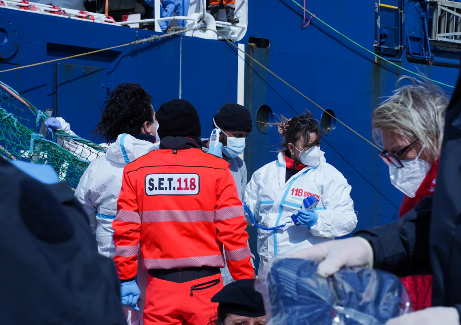 Galleria Emiliano a Brindisi per accogliere la nave di Medici Senza Frontiere con 339 persone salvate al largo di Malta - Diapositiva 12 di 34