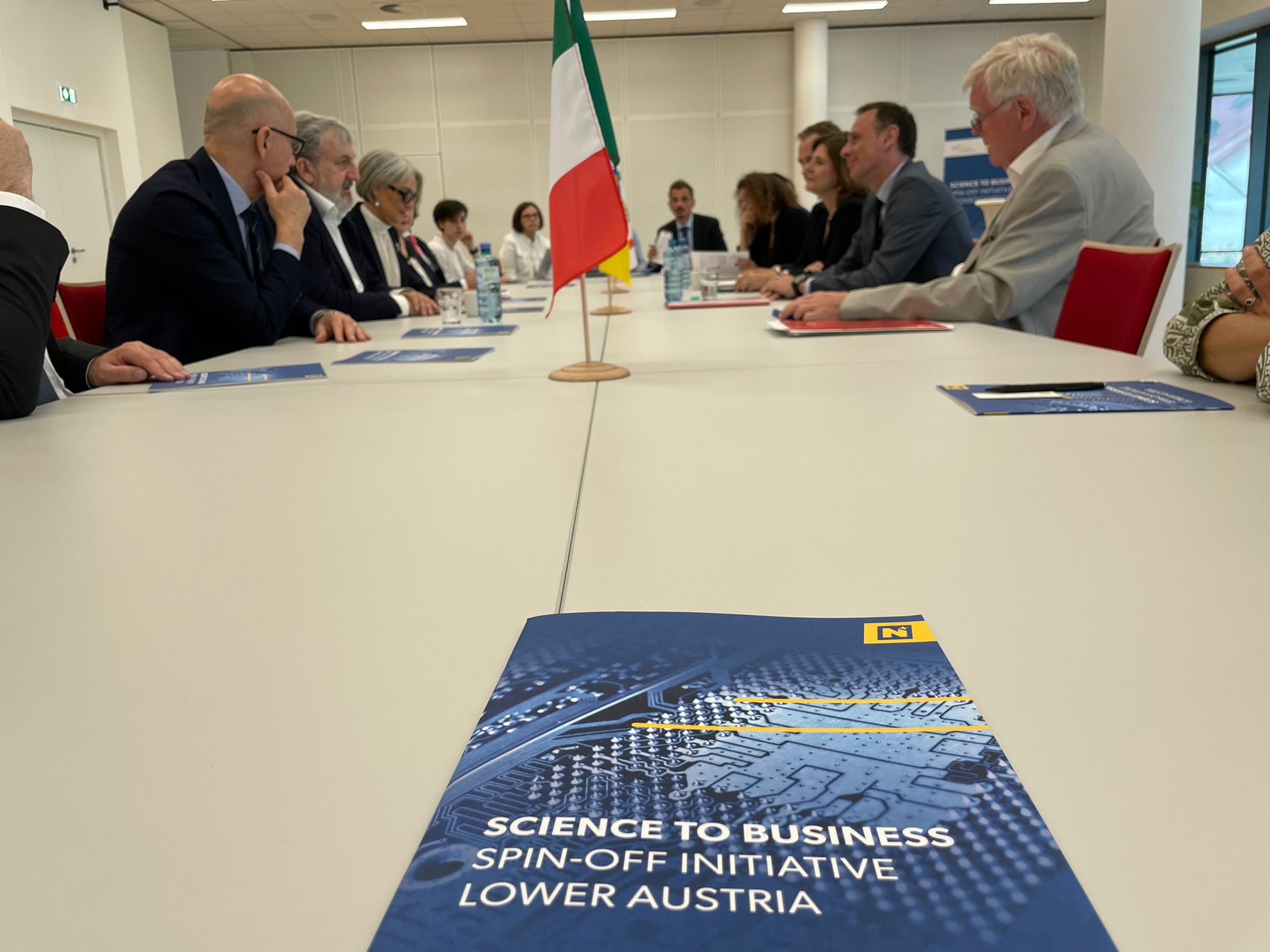 Galleria La Regione Puglia a Vienna: l'incontro con il Governo della Bassa Austria e sottoscrizione dell'accordo tra Università di Bari e la Danube Private University - Diapositiva 2 di 11