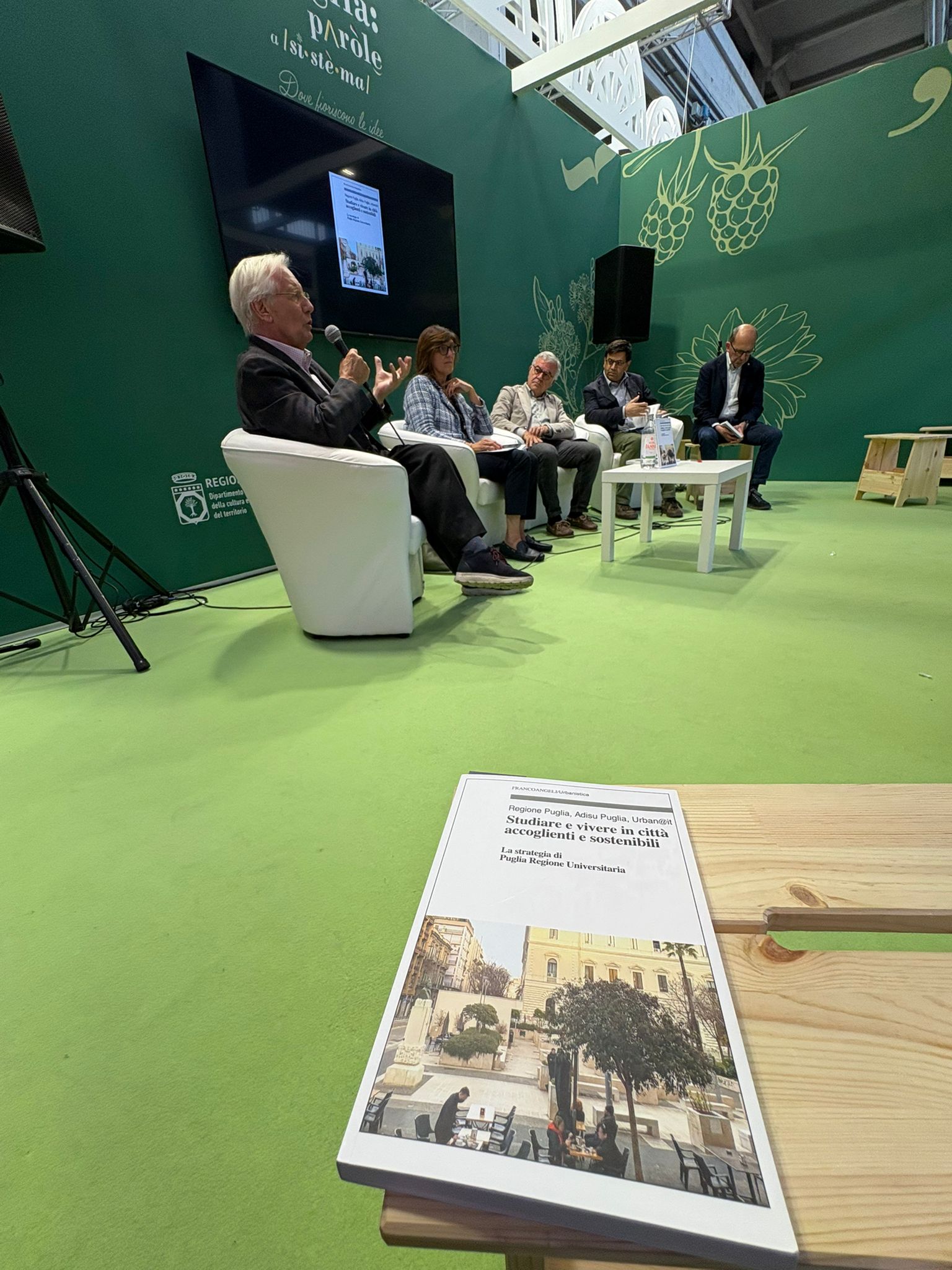 Galleria Presentato al Salone del libro di Torino il volume di Puglia Regione Universitaria - Diapositiva 1 di 5