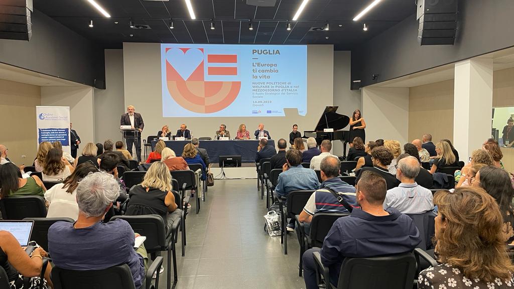 Galleria FdL 2023. Il presidente Emiliano al convegno sul welfare al Sud e sul ruolo del servizio sociale - Diapositiva 3 di 12