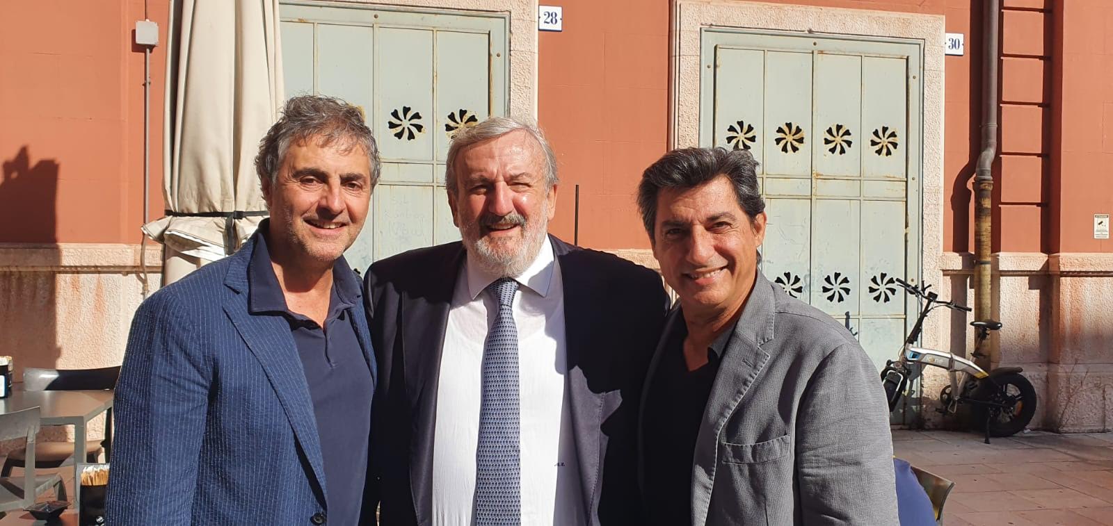 Galleria La Puglia protagonista del palcoscenico romano con lo spettacolo  “Il cotto e il crudo” di Solfrizzi e Stornaiolo   #WeAreInPuglia sotto i riflettori dal 12 al 23 ottobre  al Teatro Ambra Jovinelli di Roma - Diapositiva 3 di 6