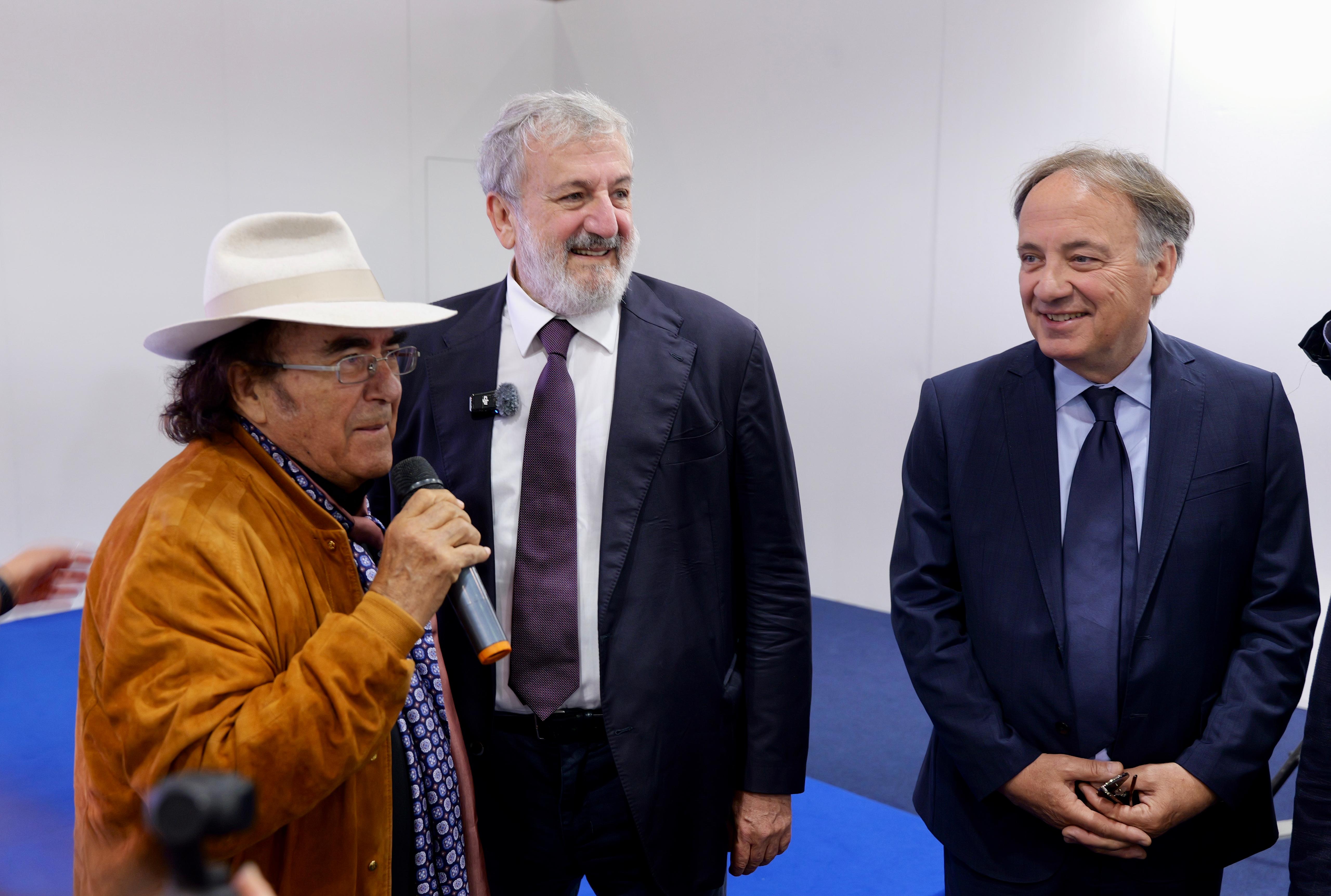 Galleria IL PRESIDENTE EMILIANO E L’ASSESSORE LEO ALLA SECONDA GIORNATA DI JOB&ORIENTA: VISITA TRA GLI STAND CON AL BANO - Diapositiva 5 di 13