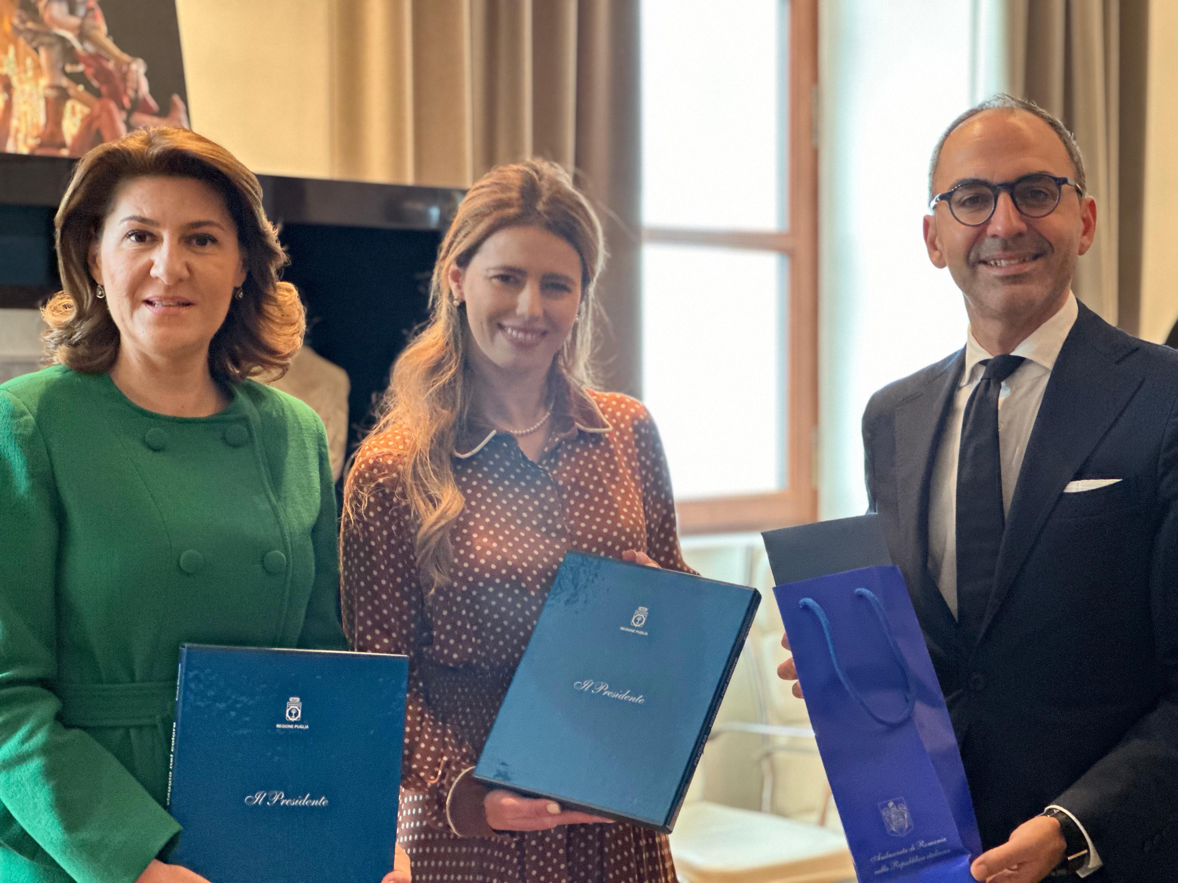 Galleria Il vice presidente della Regione Puglia Piemontese riceve  l’ambasciatrice di Romania in Italia - Diapositiva 2 di 4