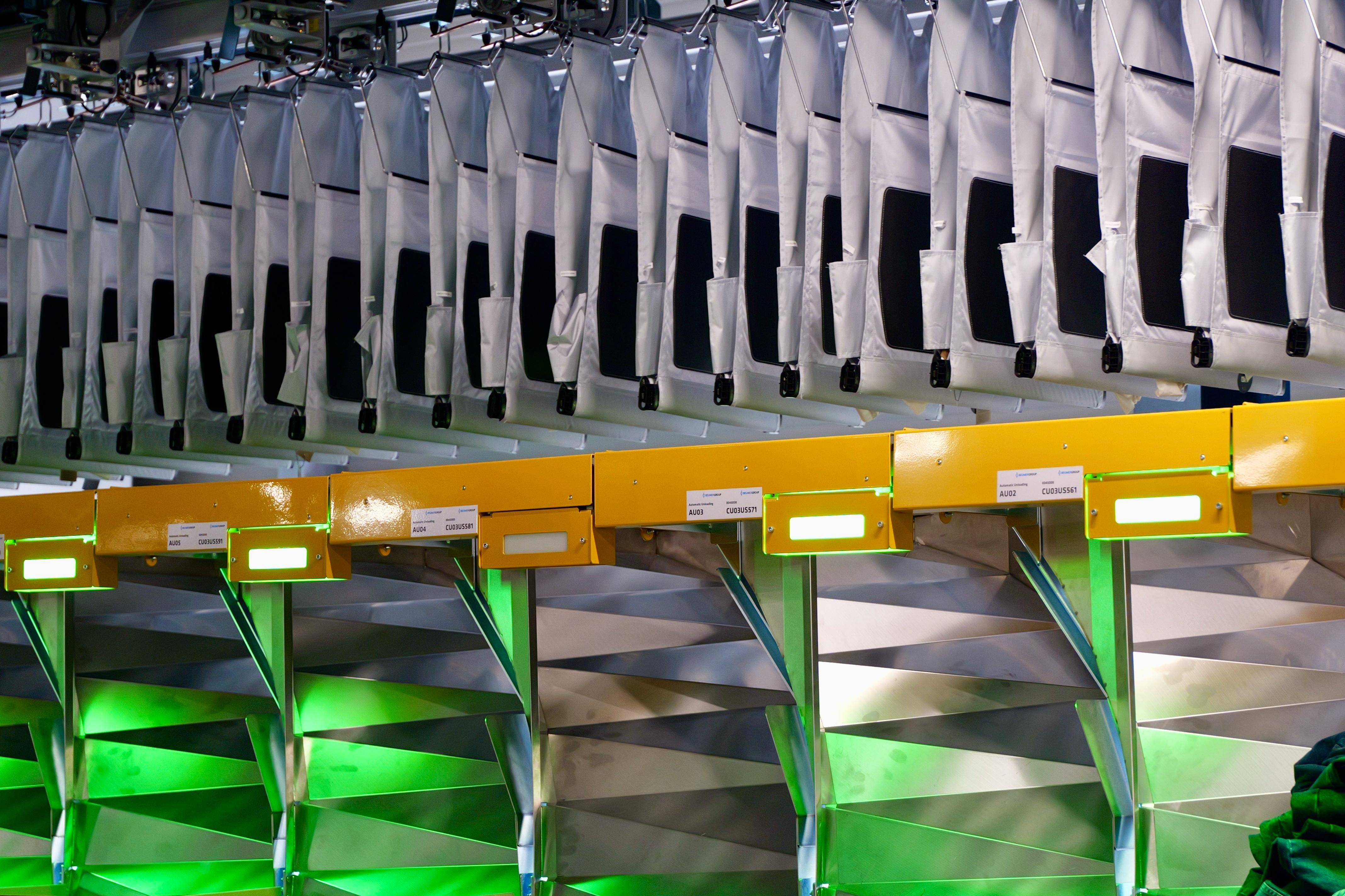 Galleria Gruppo OVS presenta in Puglia il nuovo polo di innovazione tecnologica e il centro evoluto per il riutilizzo dei capi in ottica di economia circolare - Diapositiva 10 di 11