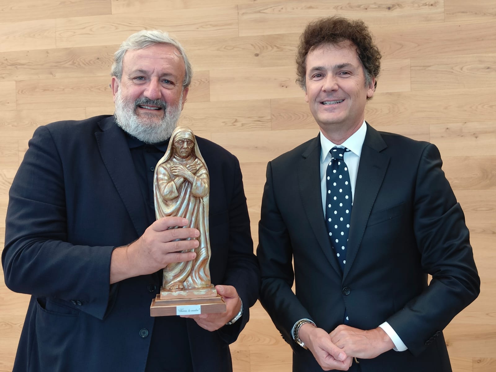 Galleria Il presidente Emiliano incontra il console generale della Repubblica di Albania a Bari Vasjari - Diapositiva 1 di 2