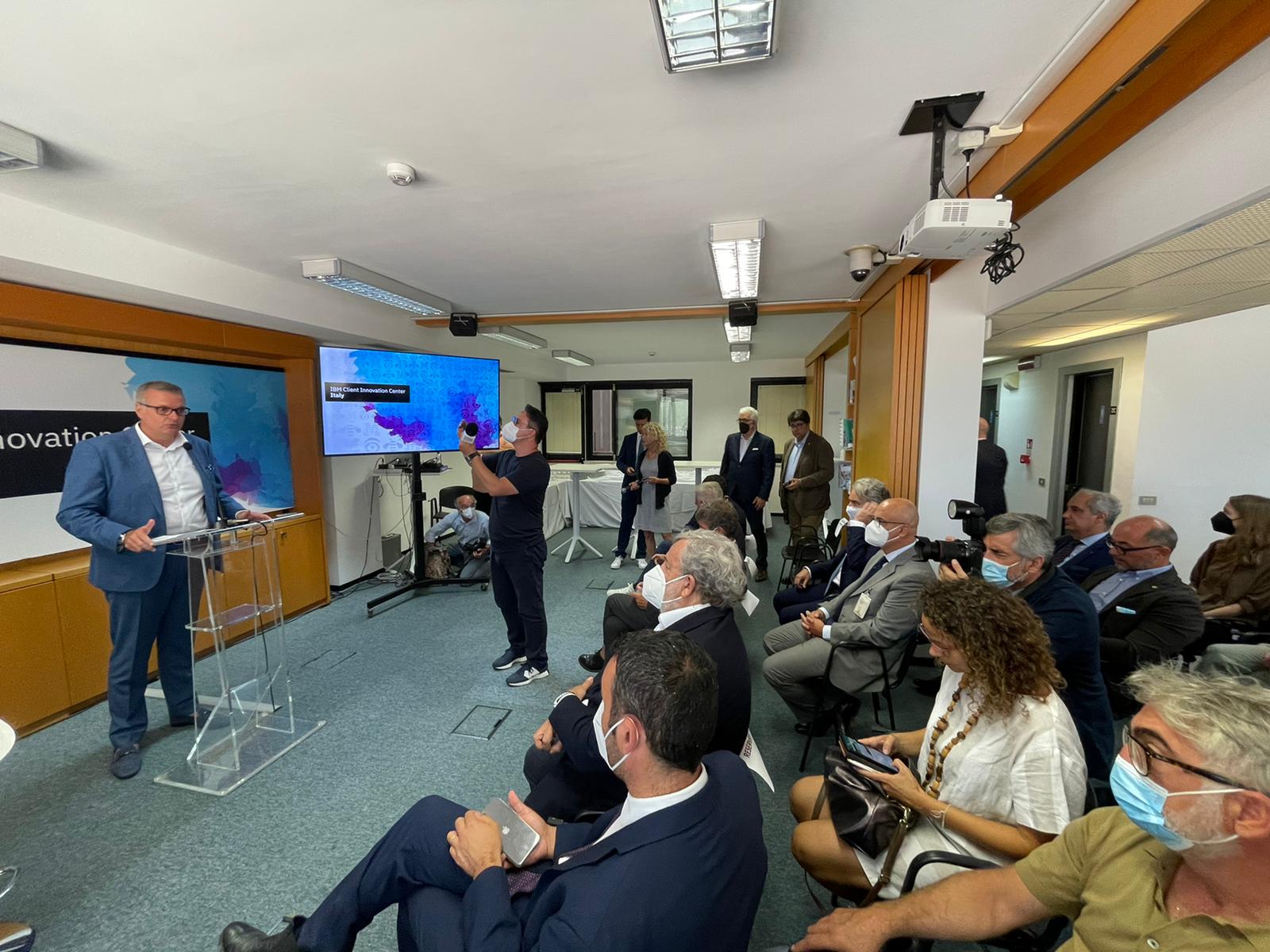 Galleria Emiliano e Delli Noci al nuovo Client Innovation Center di IBM: “E’ la conferma delle previsioni di sviluppo per l’economia pugliese. Finalmente un collegamento tra politiche d’investimento, formazione e grandi gruppi” - Diapositiva 4 di 4