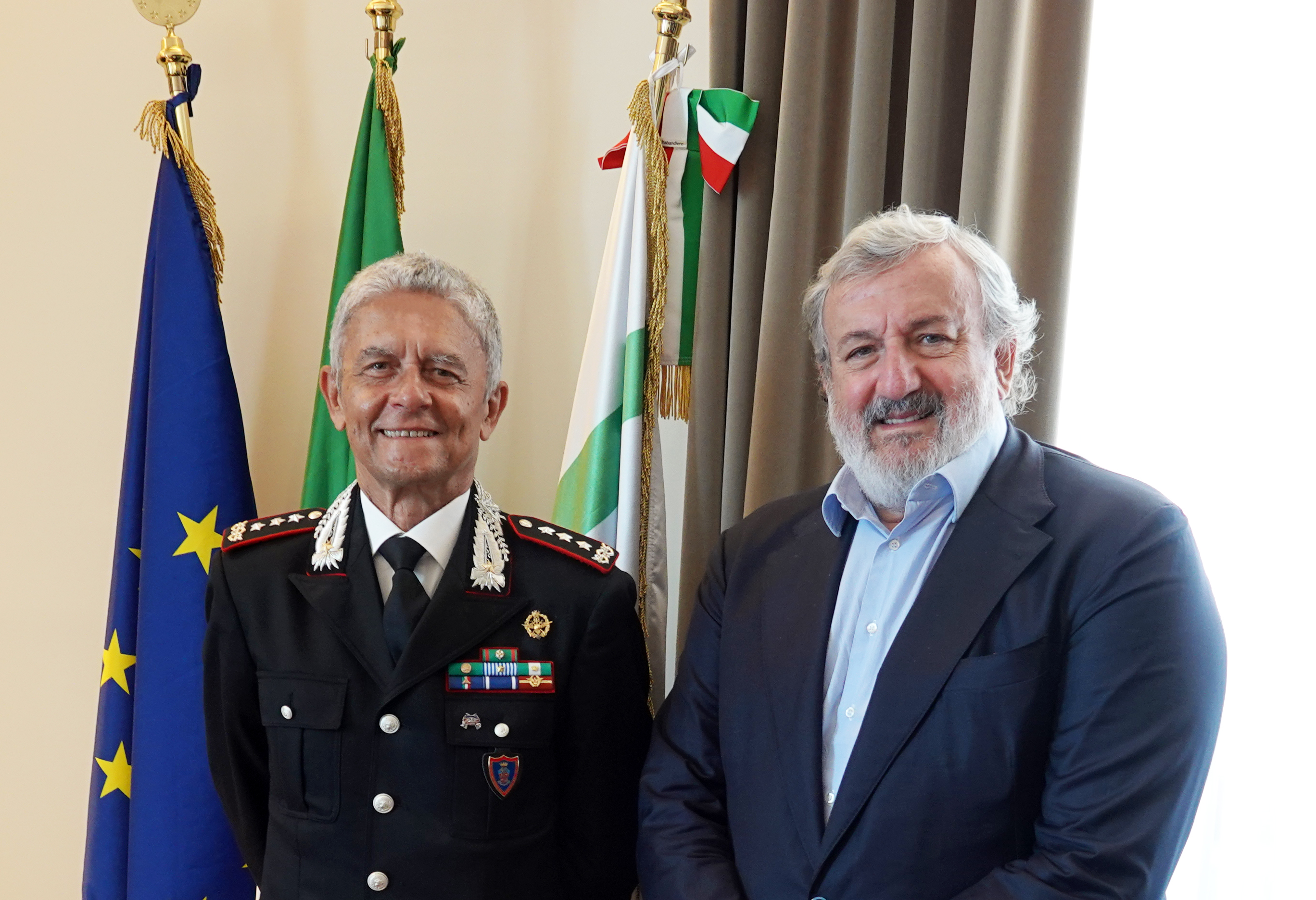 Galleria EMILIANO RICEVE IL GENERALE DE VITA, NUOVO COMANDANTE INTERREGIONALE CARABINIERI “OGADEN” - Diapositiva 2 di 2