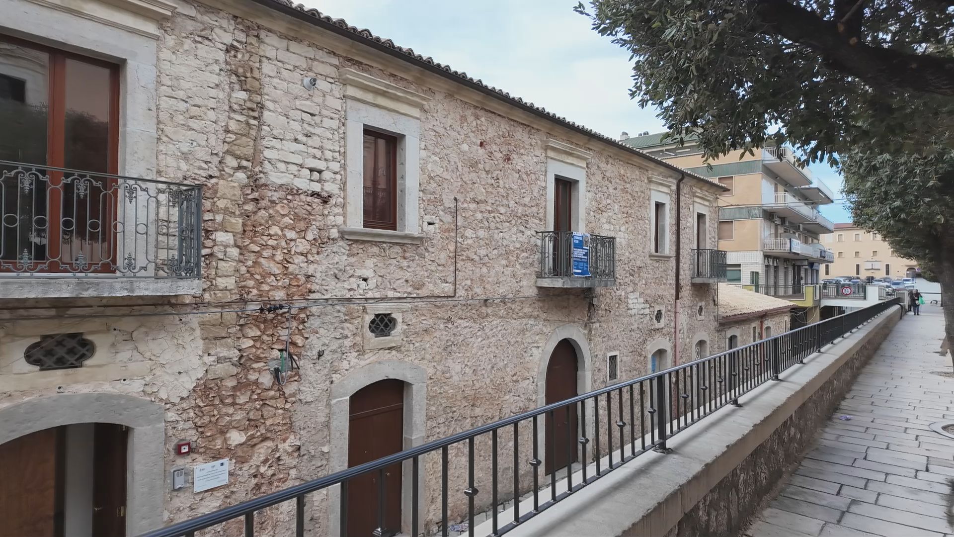 Galleria EMILIANO, CON PIEMONTESE E BARONE, ALL’INAUGURAZIONE DI UNA CASA ALLOGGIO PER PERSONE DIVERSAMENTE ABILI A SAN NICANDRO GARGANICO: “LA REGIONE È AL FIANCO DELLE CITTÀ PUGLIESI” - Diapositiva 5 di 8