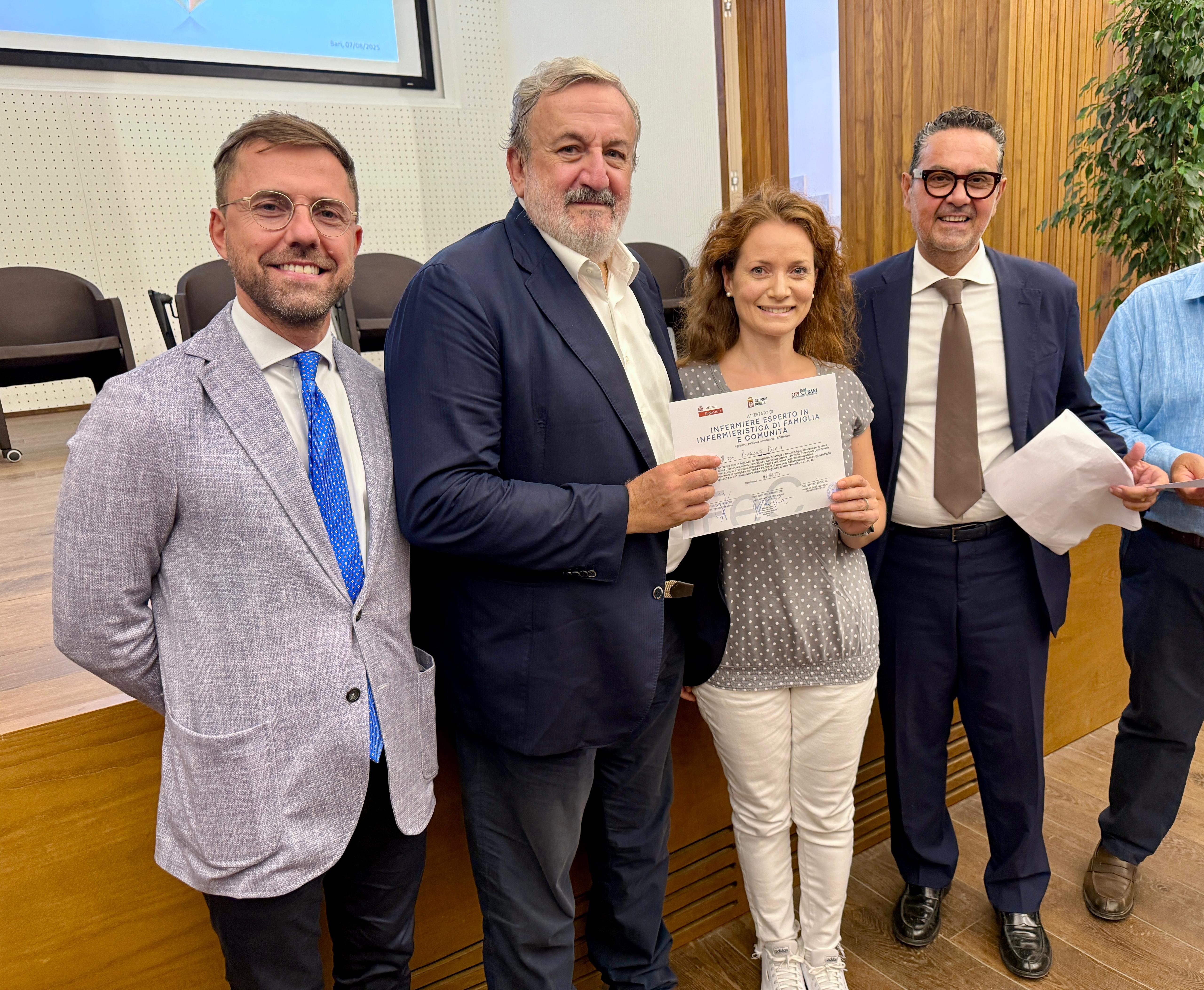 Galleria La ASL di Bari ha formato i primi 70 infermieri di famiglia e di comunità: saranno attivi sul territorio nell'assistenza domiciliare e nelle strutture previste dal PNRR - Diapositiva 1 di 10