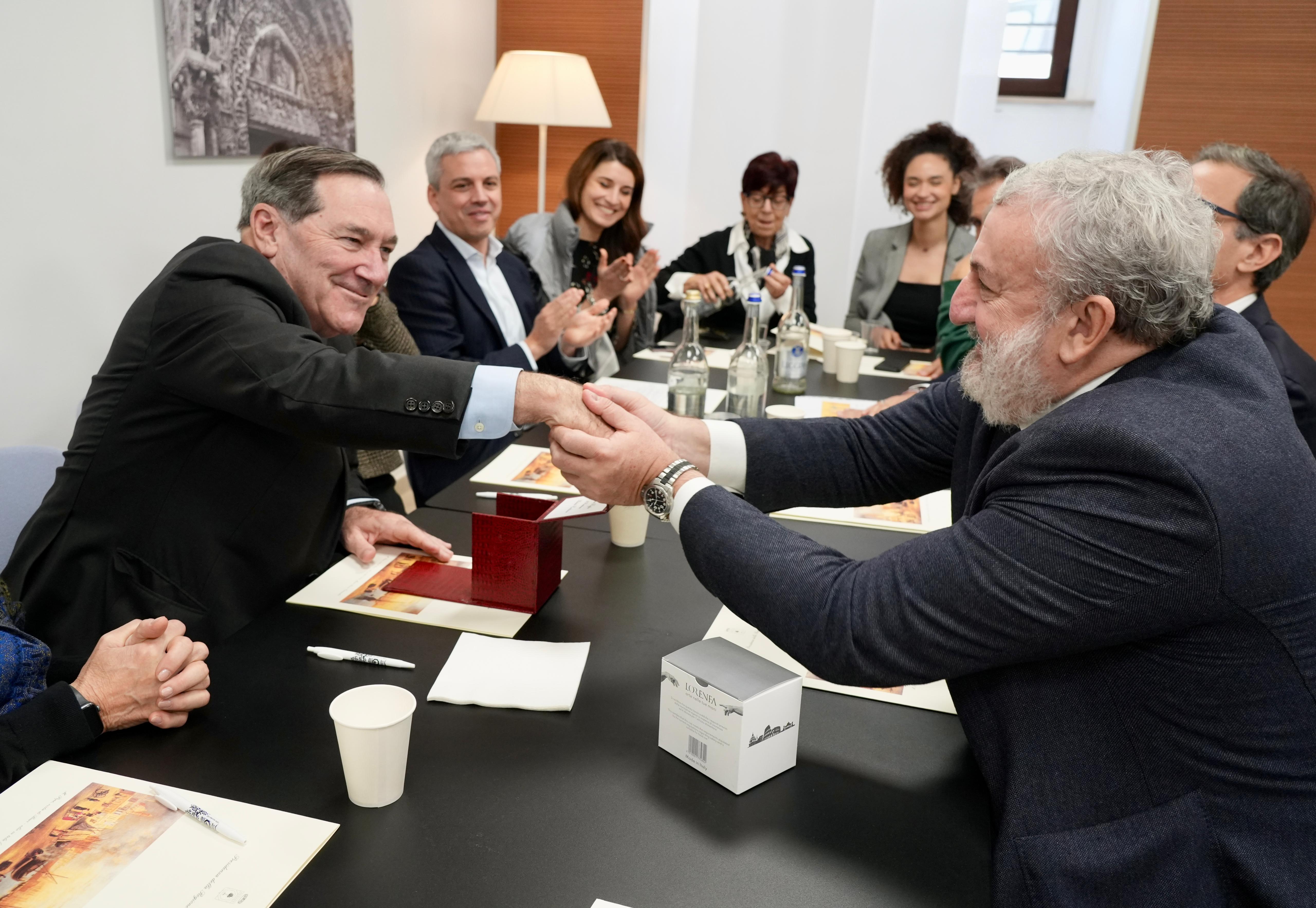 Galleria IL PRESIDENTE EMILIANO RICEVE L’AMBASCIATORE AMERICANO PRESSO LA SANTA SEDE  - Diapositiva 2 di 2