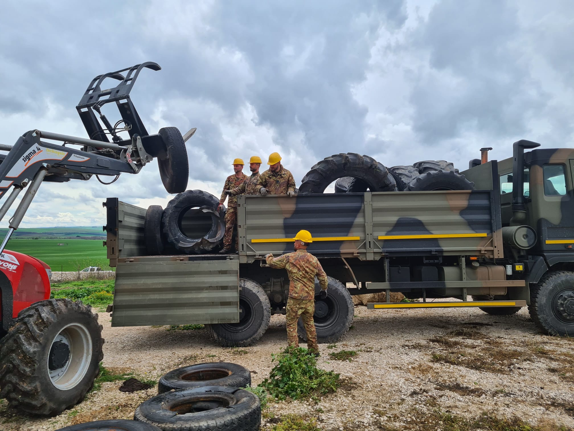Galleria PLAUSO PRESIDENTE EMILIANO A OPERAZIONE “ALTA MURGIA CLEAN UP” CON ESERCITO, PARCO NAZIONALE ALTA MURGIA E ARIF CONTRO ABBANDONO DEI RIFIUTI - Diapositiva 6 di 8