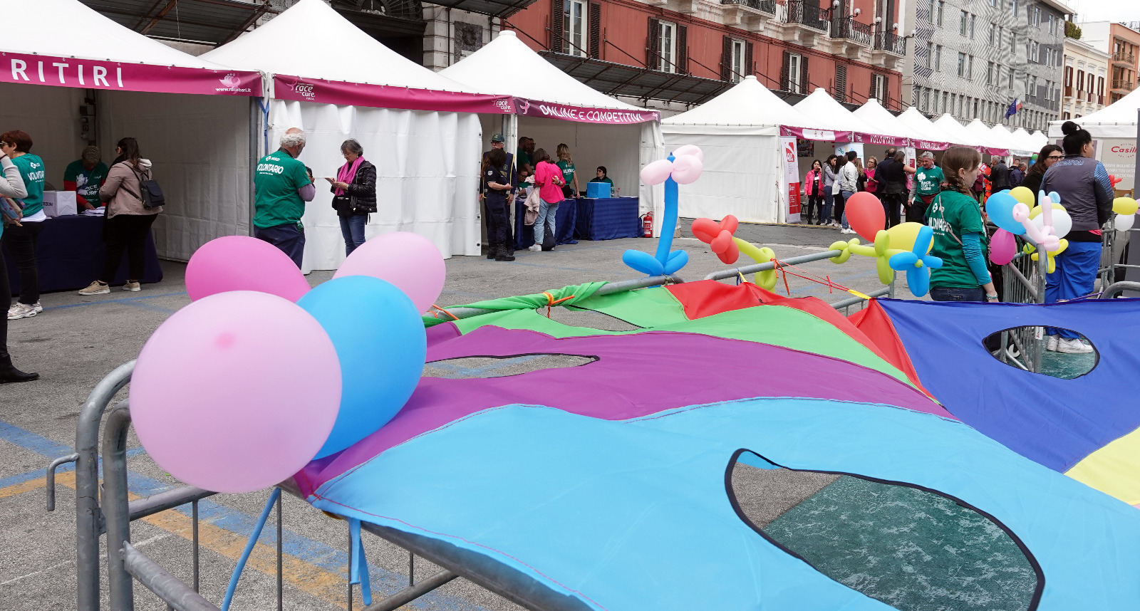 Galleria LA REGIONE PUGLIA AL “VILLAGGIO DELLA SALUTE”  PER LA “RACE FOR THE CURE” - Diapositiva 6 di 9