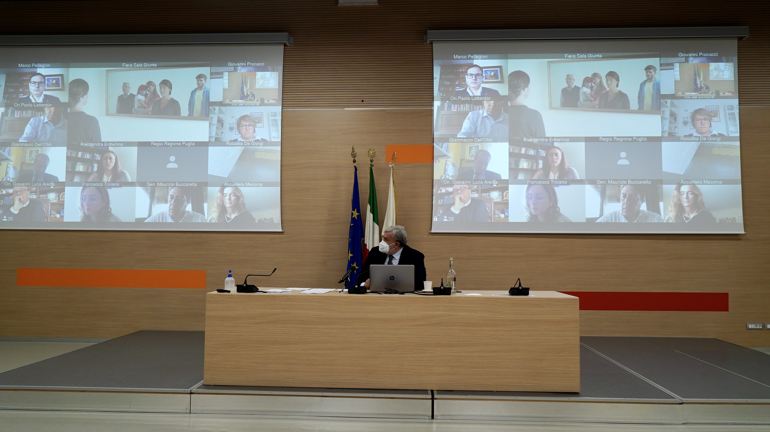 Galleria INCONTRO TRA EMILIANO E PARLAMENTARI ED EUROPARLAMENTARI DI GOVERNO SUL PROGRAMMA DELLA PUGLIA - Diapositiva 11 di 11