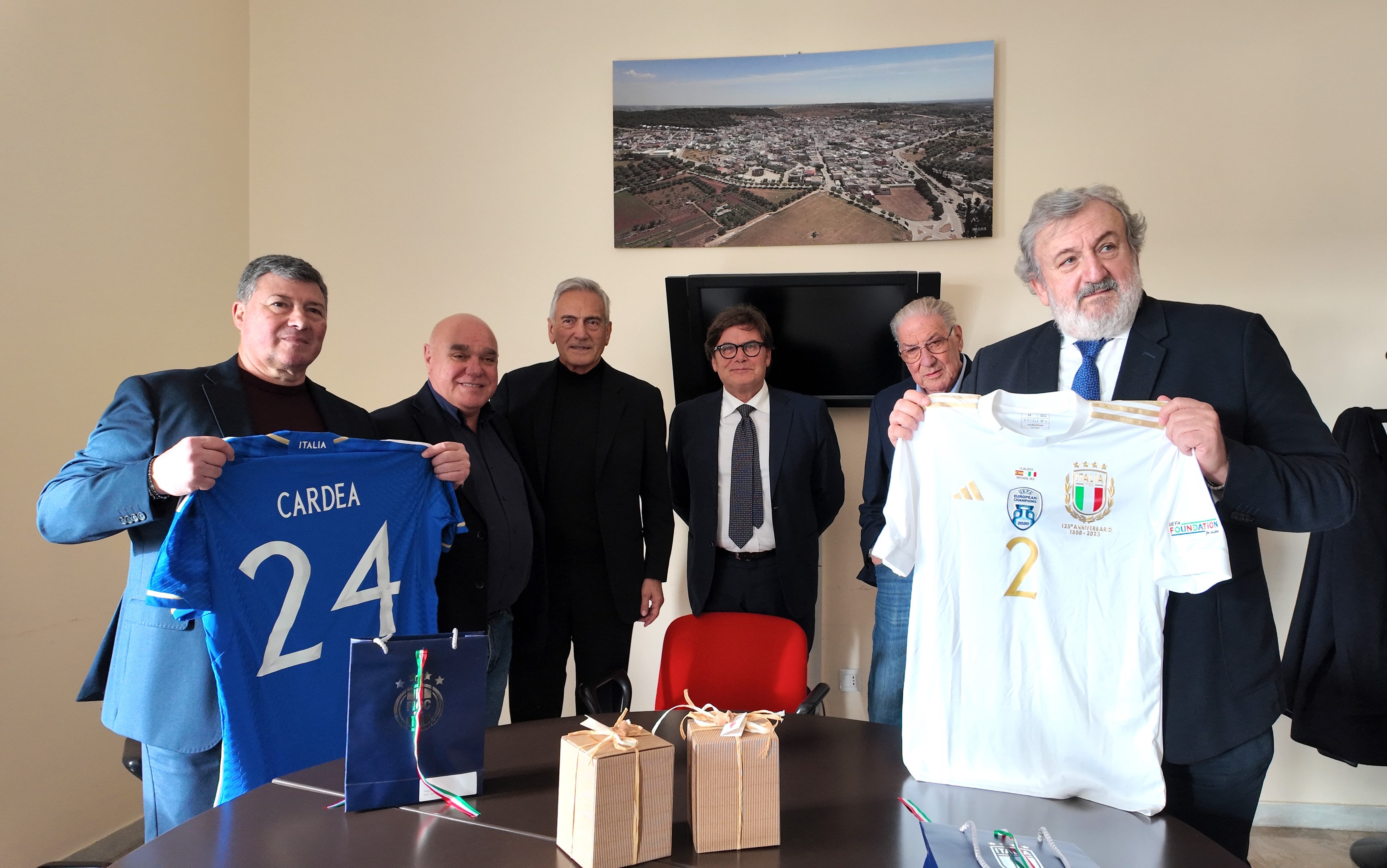 Galleria Giochi del Mediterraneo, sopralluogo del presidente Emiliano allo stadio comunale di Faggiano insieme al presidente FIGC Gravina - Diapositiva 5 di 7