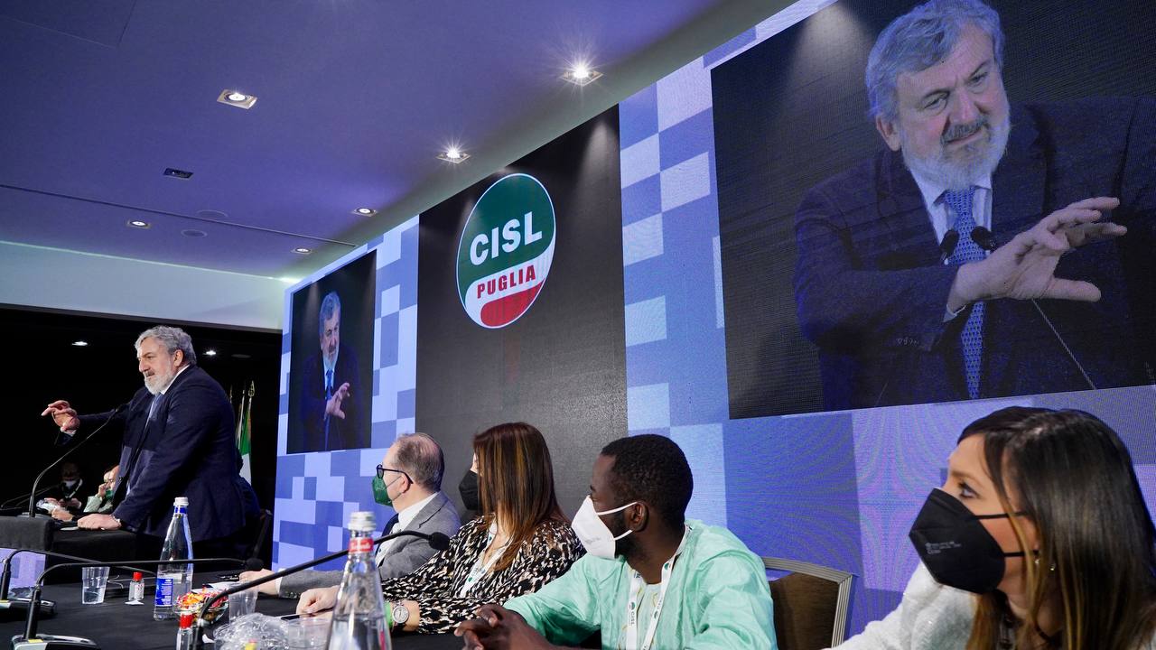 Galleria Il presidente Emiliano e gli assessori Leo, Palese, Pentassuglia al XIII Congresso regionale Cisl Puglia a Bari - Diapositiva 4 di 18