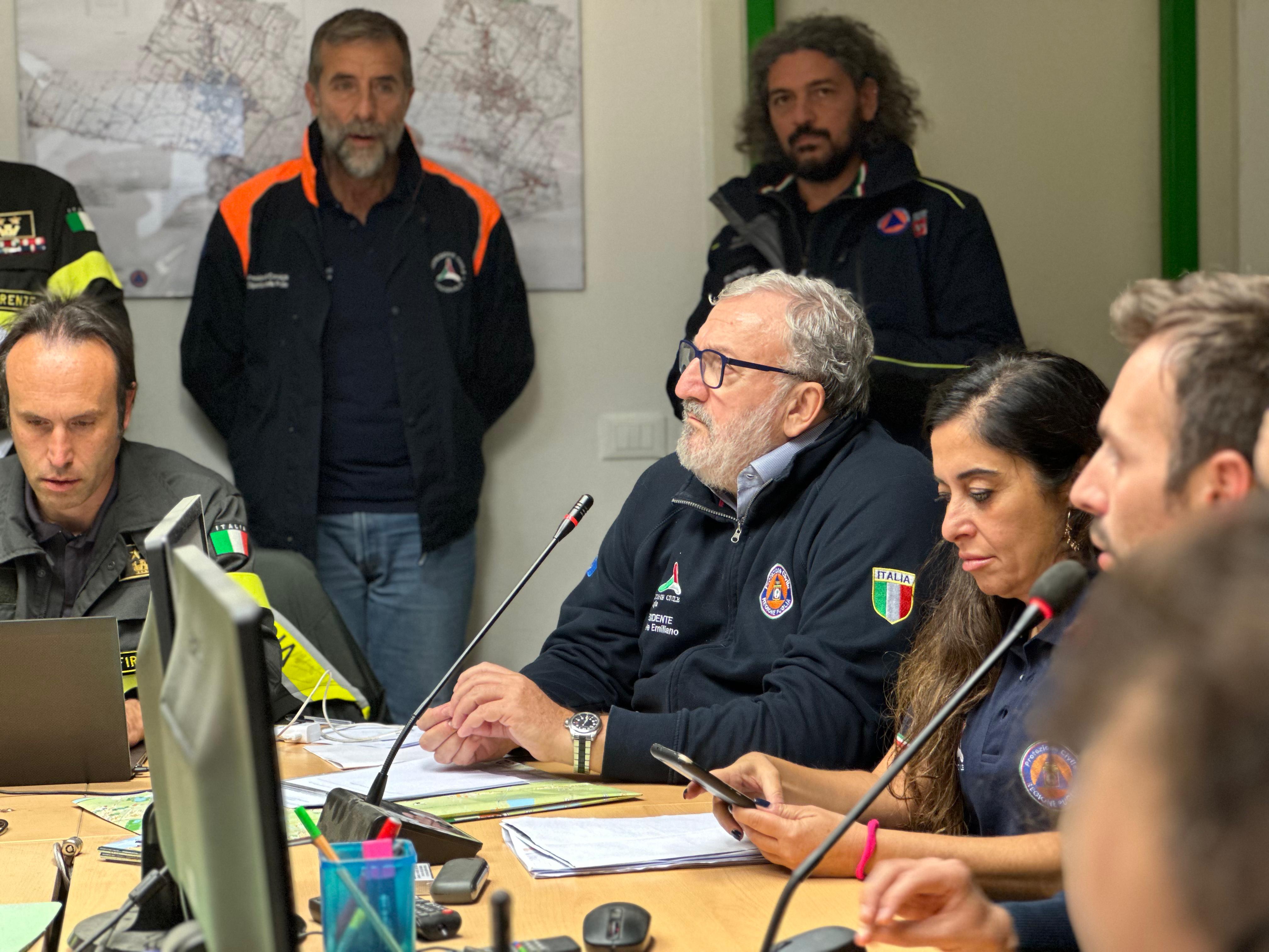 Galleria EMERGENZA ALLUVIONE, EMILIANO E GIANI A CAMPI BISENZIO CON LA COLONNA MOBILE DELLA PROTEZIONE CIVILE  - Diapositiva 3 di 18
