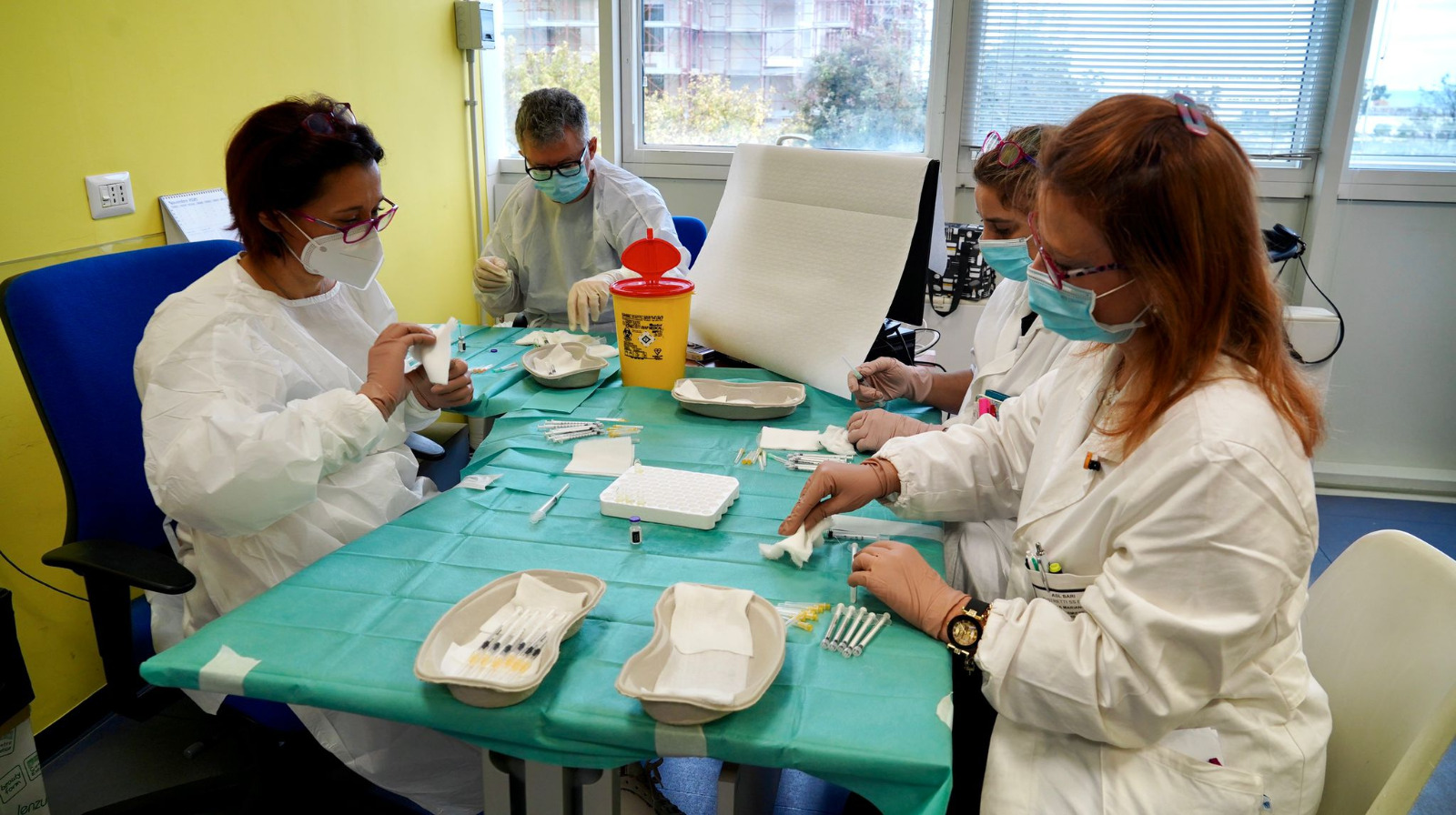 Galleria VACCINI ANTICOVID, PUGLIESI OVER 18 POTRANNO RICEVERE LA TERZA DOSE DAL 1 DICEMBRE - Diapositiva 9 di 10