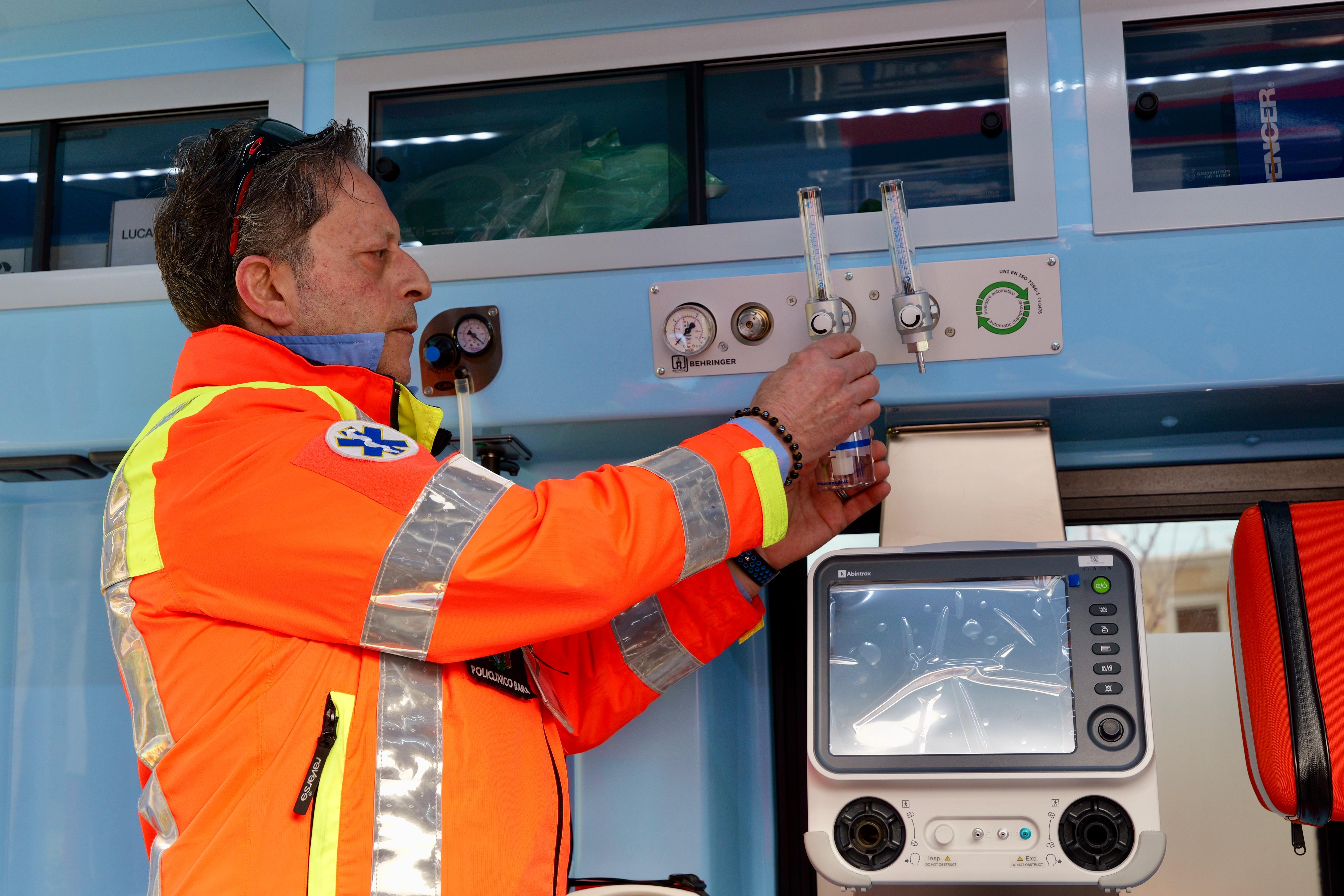 Galleria IL POLICLINICO DI BARI RINNOVA IL PARCO AMBULANZE CON MEZZI DOTATI DI RIANIMAZIONE E PER LE EMERGENZE BARIATRICHE E NEONATALI - Diapositiva 13 di 13