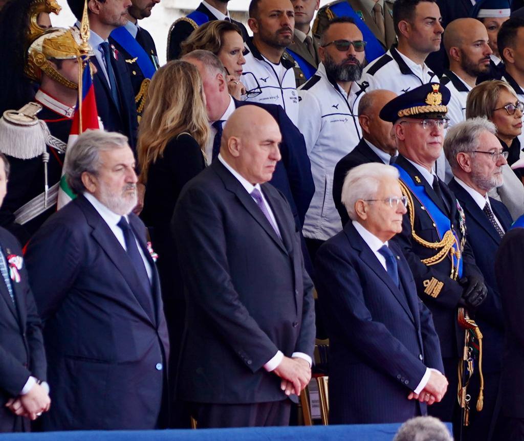 Galleria IL PRESIDENTE EMILIANO ALLE CELEBRAZIONI PER IL GIORNO DELL’UNITÀ NAZIONALE E LA FESTA DELLE FORZE ARMATE CON IL PRESIDENTE MATTARELLA - Diapositiva 10 di 12