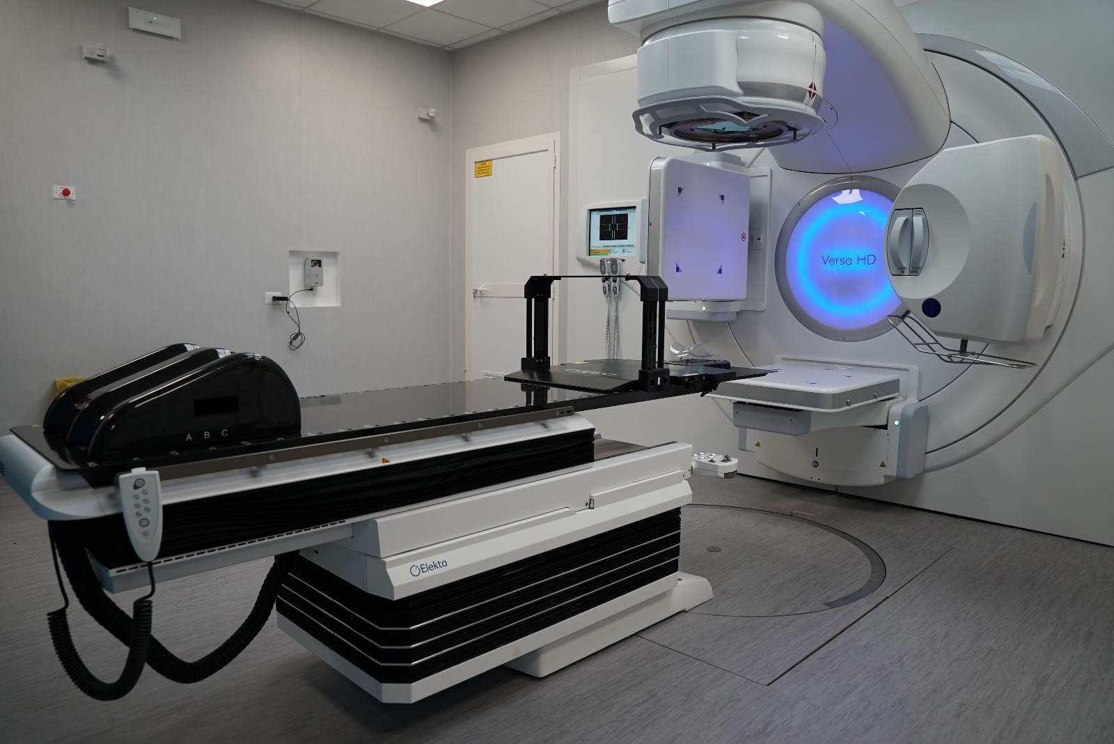 Galleria Policlinico Foggia, il presidente della Regione Michele Emiliano e l'assessore alla Sanità Raffaele Piemontese inaugurano il nuovo acceleratore lineare della Struttura di Radioterapia - Diapositiva 11 di 15