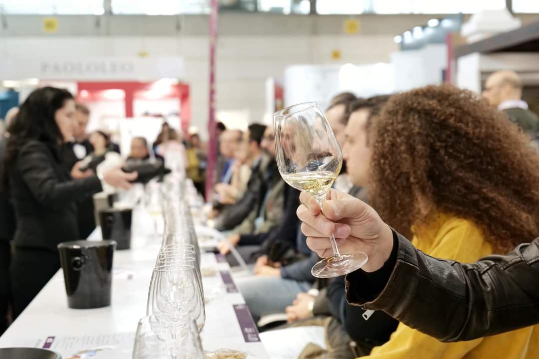 Galleria Taglio del nastro della Puglia al Vinitaly 2023, Pentassuglia: “Manteniamo alto il livello del nostro settore vitivinicolo, specialmente sui mercati internazionali” - Diapositiva 10 di 13