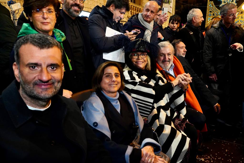 Galleria EMILIANO ALLA SFILATA DEI CARRI E DELLE MASCHERE DEL CARNEVALE DI PUTIGNANO: “ORGOGLIO DELLA PUGLIA”. - Diapositiva 12 di 17