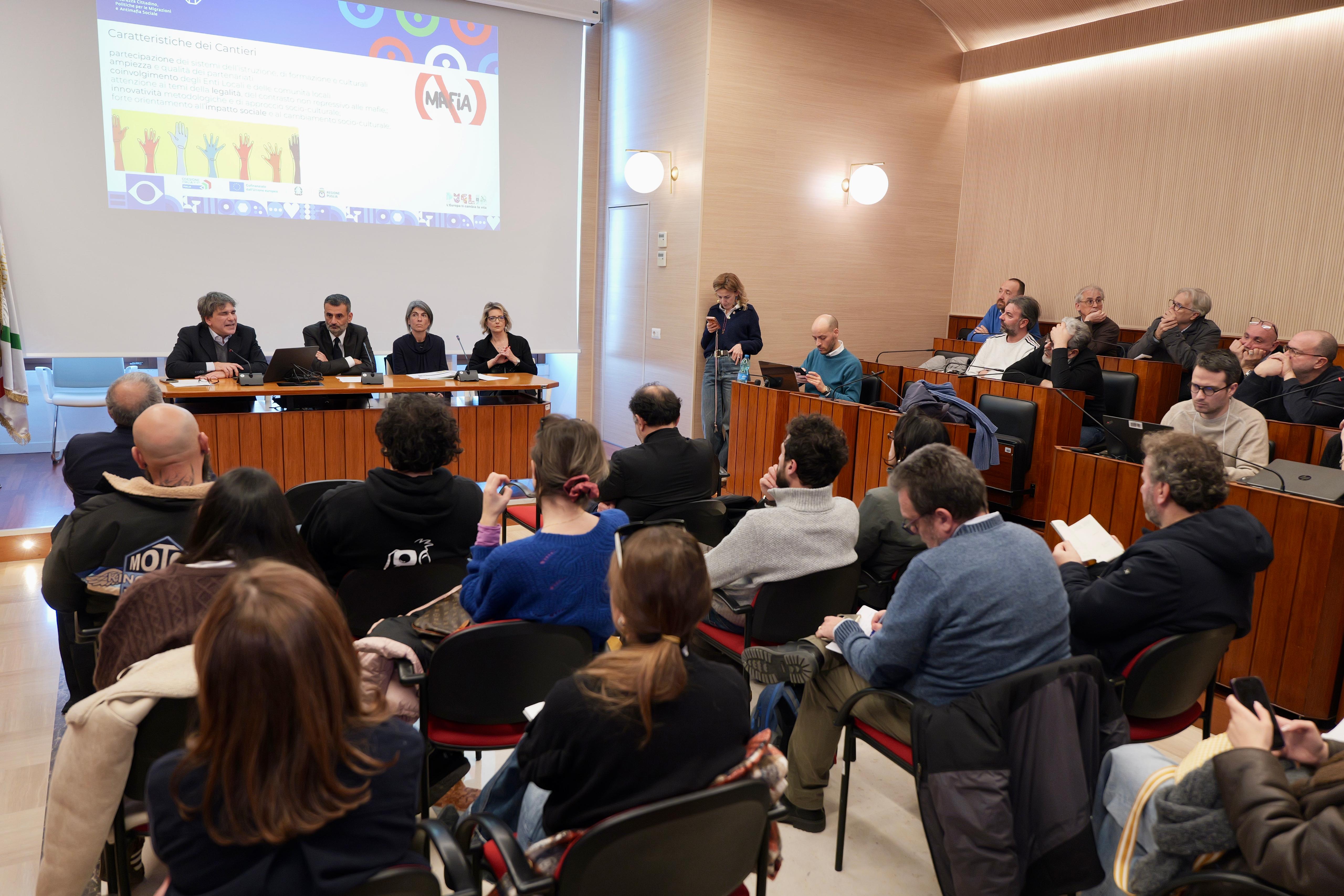 Galleria Al via la seconda edizione dei Cantieri Innovativi di Antimafia sociale. Decaro: “Seminiamo anticorpi di legalità per proteggere il futuro dei giovani pugliesi”. Miglietta: “Cultura migliore strumento per sradicare le mafie” - Diapositiva 8 di 8