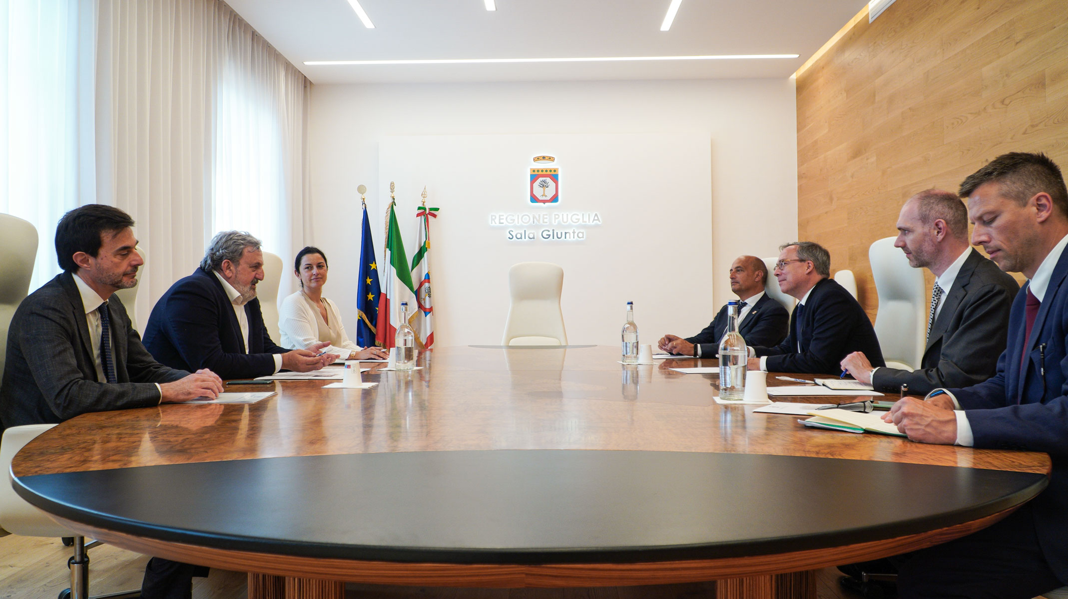 Galleria Il presidente della Regione Puglia incontra l’ambasciatore britannico in Italia - Diapositiva 1 di 6