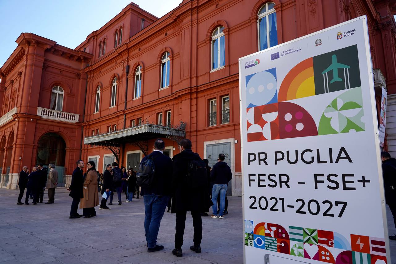 Galleria L’Europa ti cambia la vita: presentata la programmazione regionale della Puglia dei fondi UE Fesr e Fse+ 2021-2027 - Diapositiva 10 di 11