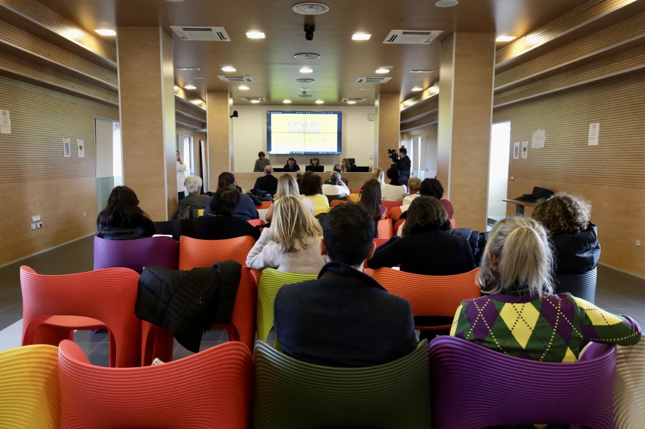 Galleria GENEREinCOMUNE: Regione e Anci Puglia insieme per promuovere in 60 Comuni pugliesi le politiche di genere - Diapositiva 5 di 7