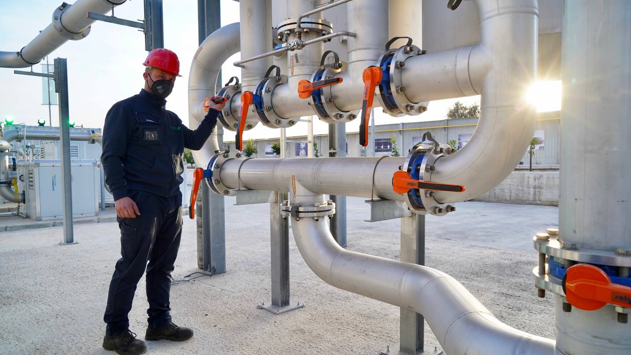 Galleria Inaugurato a Modugno il primo impianto in Puglia che produce biogas dai rifiuti. Emiliano: “Con questo impianto trasformiamo una minaccia in energia” - Diapositiva 10 di 15