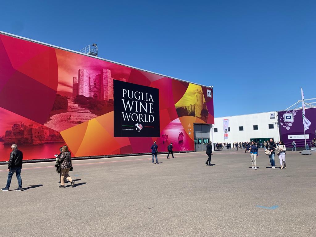Galleria La seconda giornata del Vinitaly 2022, Emiliano e Pentassuglia: “Puglia regione da record per turismo e vino” - Diapositiva 4 di 8