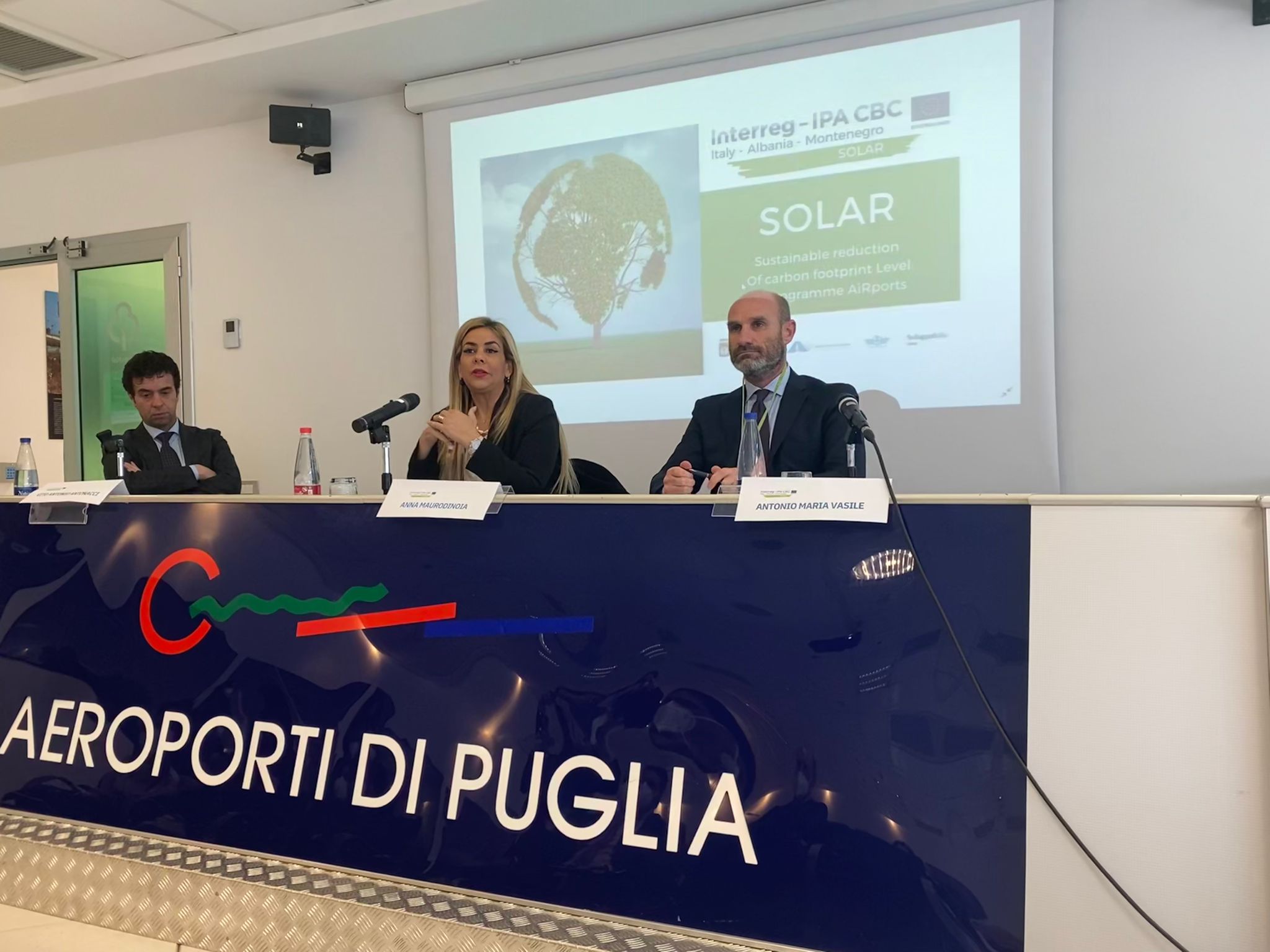 Galleria Progetto di cooperazione SOLAR: verso una gestione sostenibile degli aeroporti e lo scambio di buone pratiche tra Puglia, Molise, Montenegro e Albania - Diapositiva 4 di 7