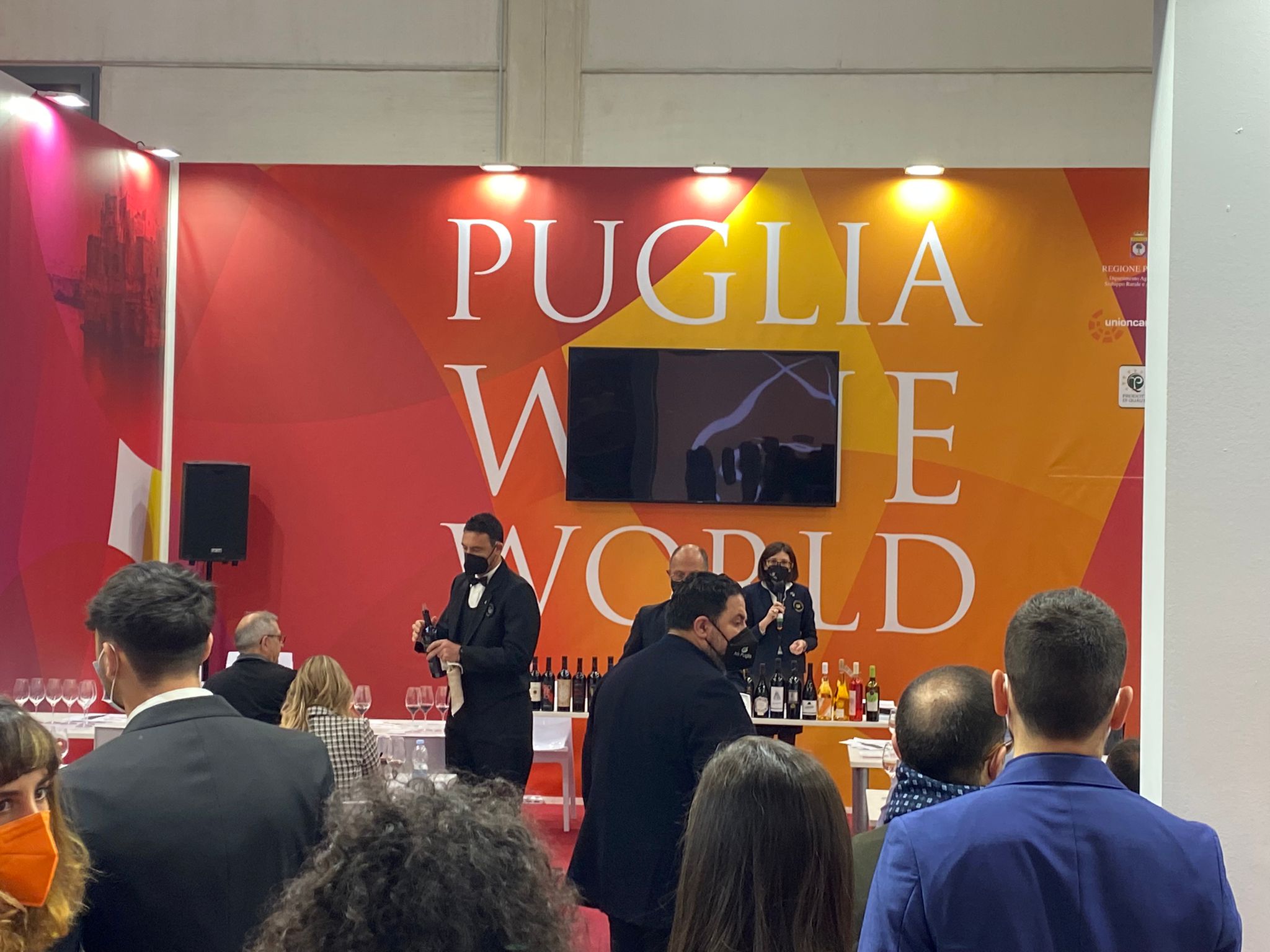 Galleria La seconda giornata del Vinitaly 2022, Emiliano e Pentassuglia: “Puglia regione da record per turismo e vino” - Diapositiva 5 di 8