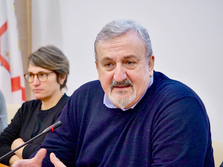 Il presidente della Regione, Michele Emiliano e la sua consigliera, De Simone