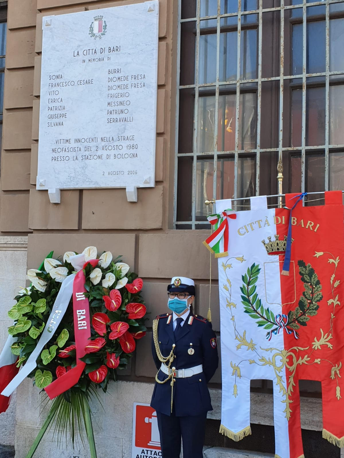 il momento più solenne della cerimonia, a Bari, per ricordare le vittime della strage di Bologna