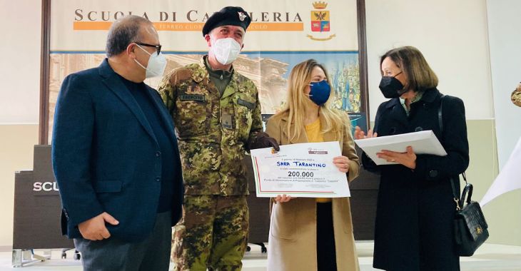 Sara, al 4° mese di gravidanza, ha ricevuto la 200millesima dose di vaccino antiCovid somministrata oggi nell’hub Caserma Zappalà, presenti Dott. Alberto Fedele Direttore Dipartimento di Prevenzione, Dott. Rodolfo Rollo Direttore Generale ASL Lecce, Il Prefetto di Lecce Maria Rosaria Trio, il Sindaco di Lecce Carlo Salvemini e il Comandante della Scuola di Cavalleria Generale Dei.