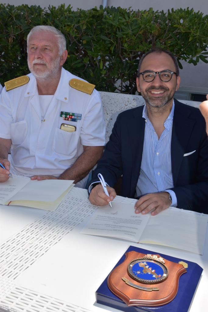 L'assessore al Demanio, Raffaele Piemontese ed il Contrammiraglio Giuseppe Meli. Direttore Marittimo per la Puglia e la Basilicata Jonica al momento della firma