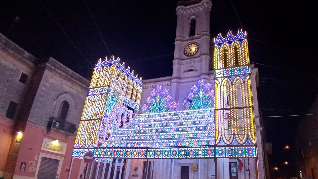 La Torre dell'Orologio con luminarie salentine
